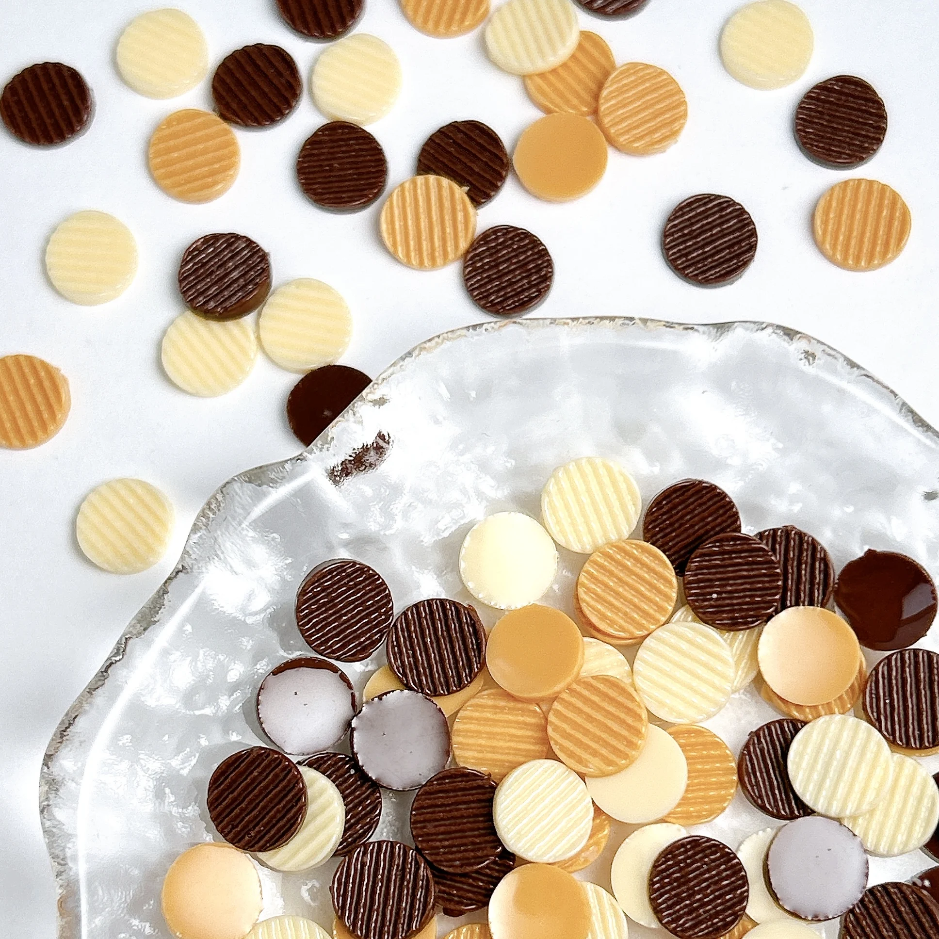 30 SZT. Świecące w Trzech Kolorach Chipsy Ziemniaczane Ciasteczka Ozdoby do Paznokci Kreatywne Symulowane Ciasteczka Żywiczne Zawieszki do Paznokci DIY