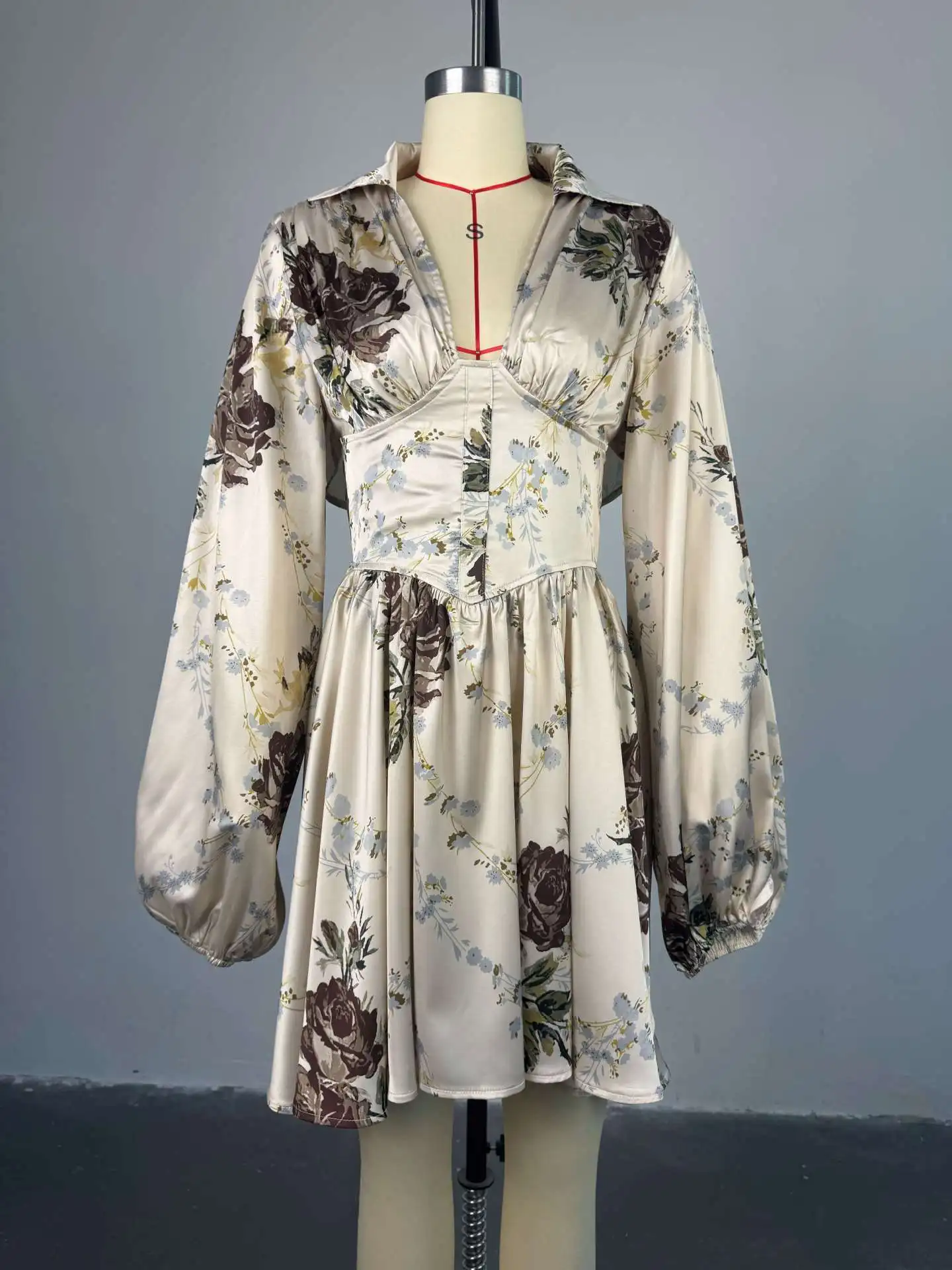 เดรสลายดอกไม้สำหรับผู้หญิง สไตล์หรูหรา คอวี แขนทรงกระบอก กระโปรงพลีทสั้น แฟชั่นเซ็กซี่ เปิดหลัง ชุดเดรสสั้นแบบใหม่