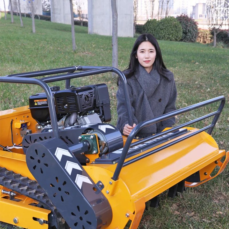 

Газонокосилка с дистанционным управлением по индивидуальному заказу, доступна в различных цветах и может быть оснащена насадкой для снегоочистителя.