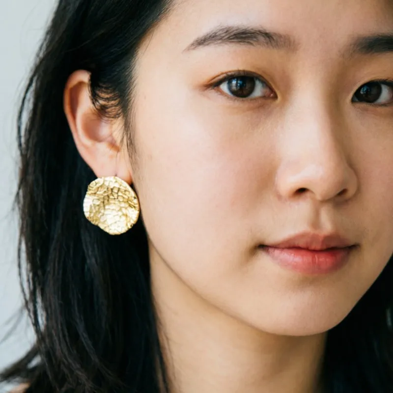 Vintage Hammered Leaf Texture Round Stud Earrings Wrinkled Ripple Matte Gold Minimalist Luxury Advanced Sense Chic European