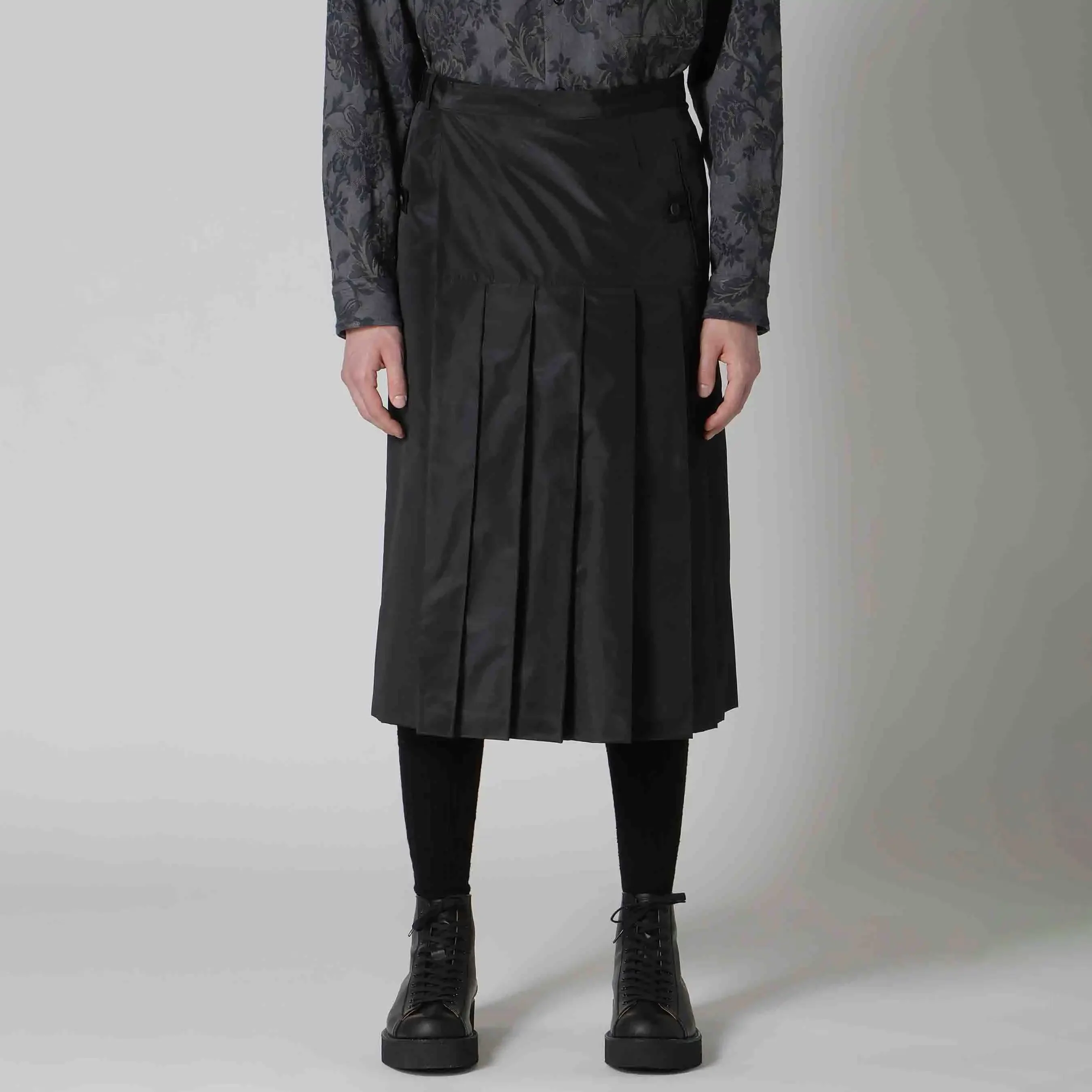 

YOJI OOAK Japanese original design, silk mixed polyester pleated half skirt, black button design, handsome man