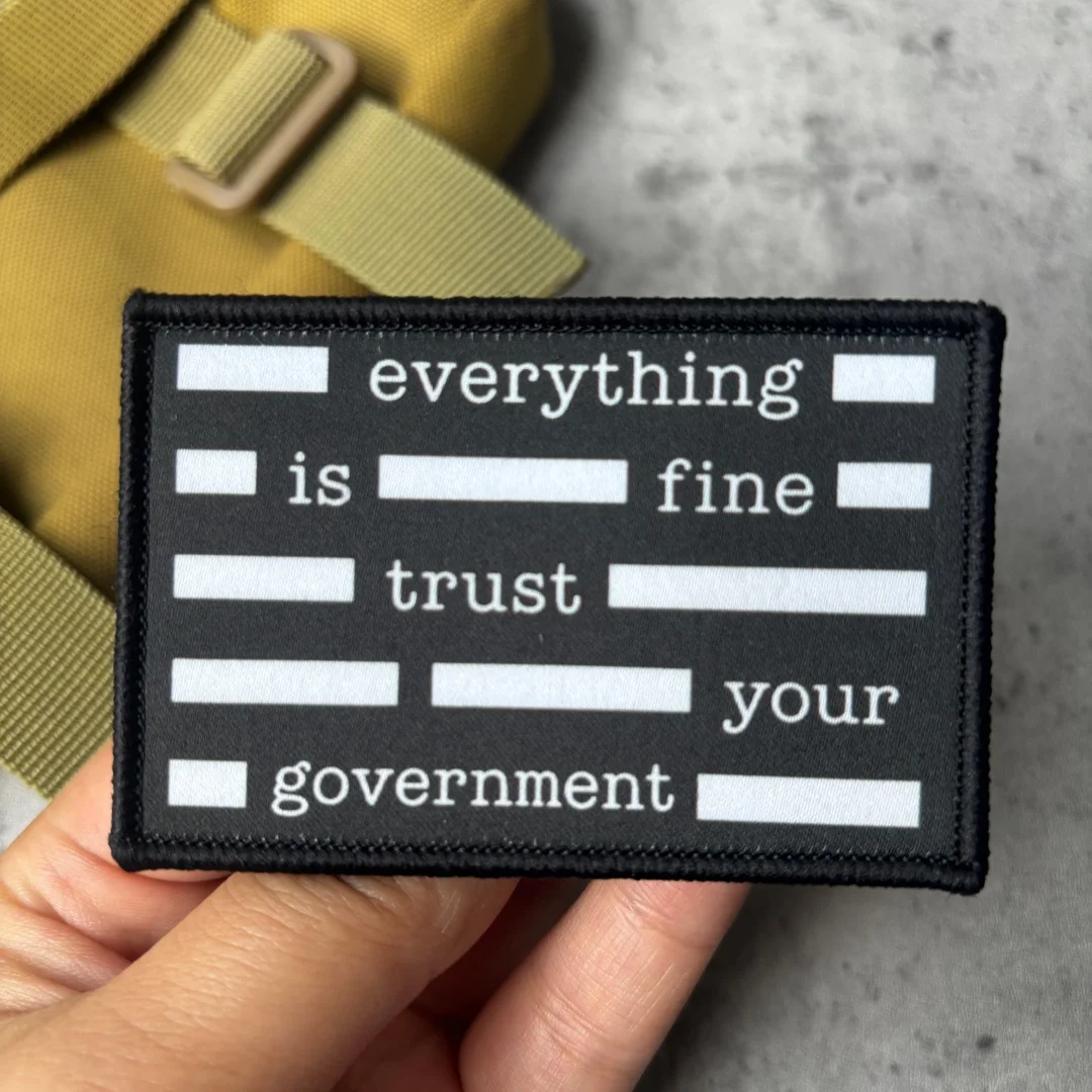 Alles ist in Ordnung, vertraue deiner Regierung – Lustiger, sarkastischer Klettverschluss-Patch für den Rucksack – Detail 1