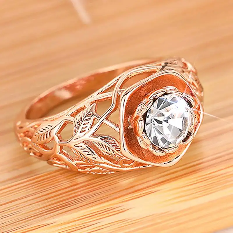 Huitan Hollow Out Damen-Ästhetischer Ring, Rosenblatt-Design, bezauberndes Partyzubehör, Jubiläums-Luxusschmuck mit glänzendem CZ