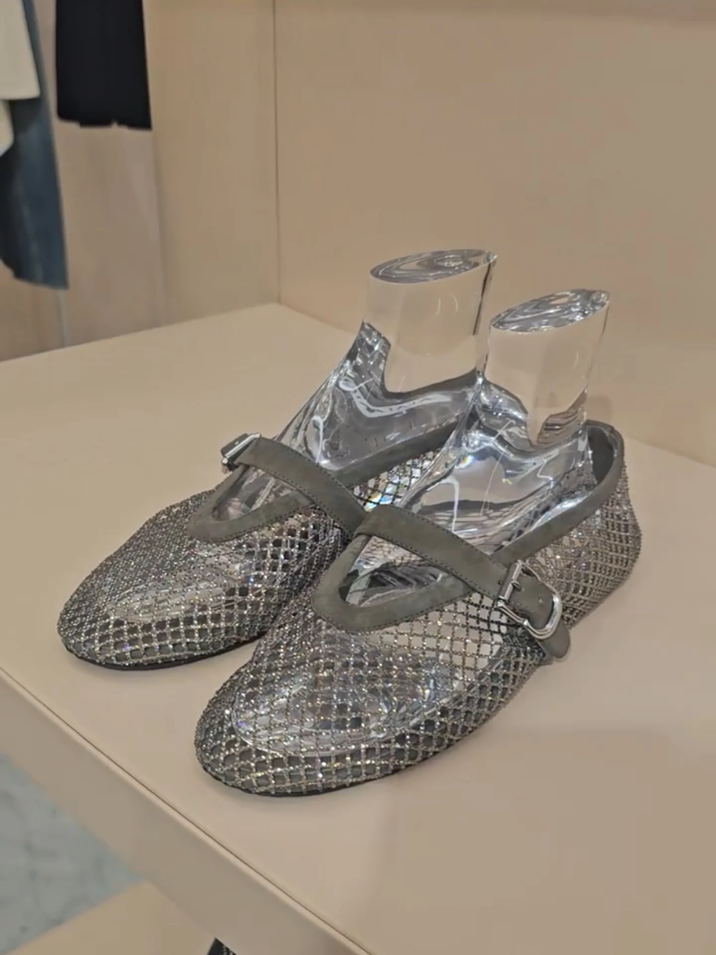 scarpe-ballerine-mary-jane-traspiranti-da-donna-nuovo-stile-estivo-con-rete-a-rombi-e-dettagli-in-strass-modello-slip-on-alla-moda