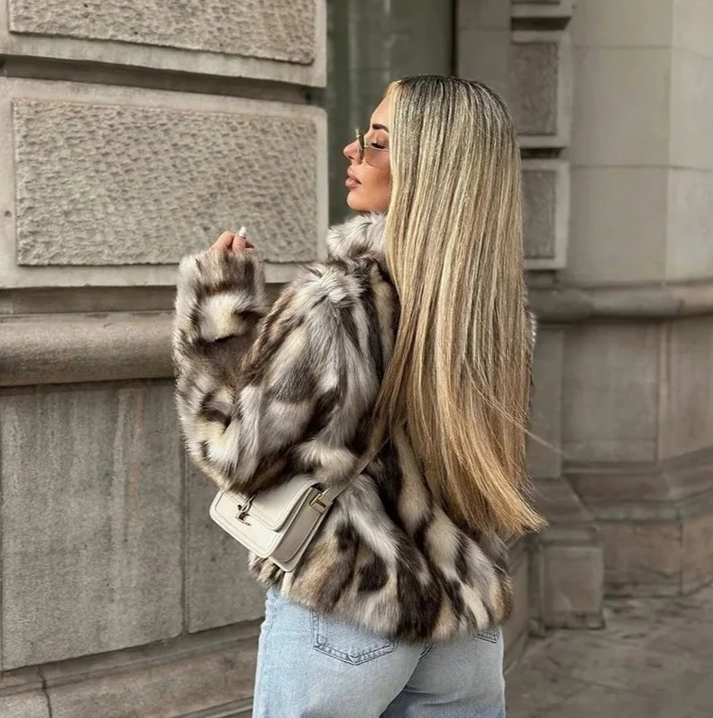 معطف فرو الثعلب بياقة واقفة لخريف وشتاء 2025 سترة من فرو الثعلب مخططة ومطبوعة من الفرو الصناعي للنساء والفتيات