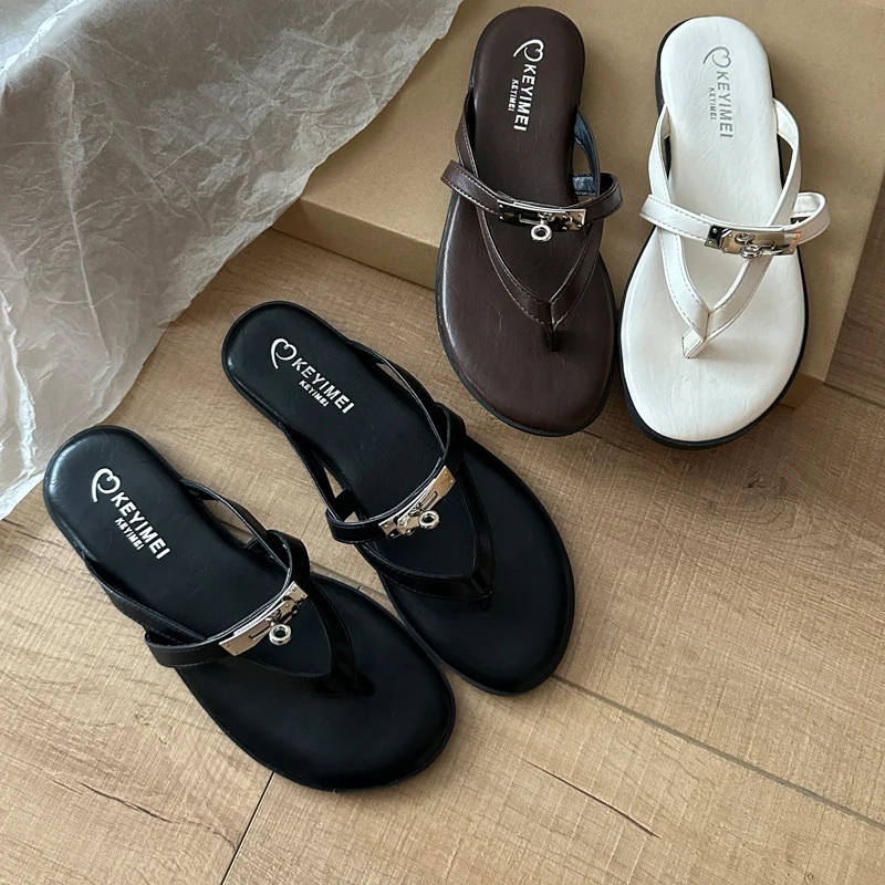 Sandales tongs plates tendance été 2026 pour femme – Antidérapantes, design simple, idéales pour la plage et les vacances, à porter en extérieur