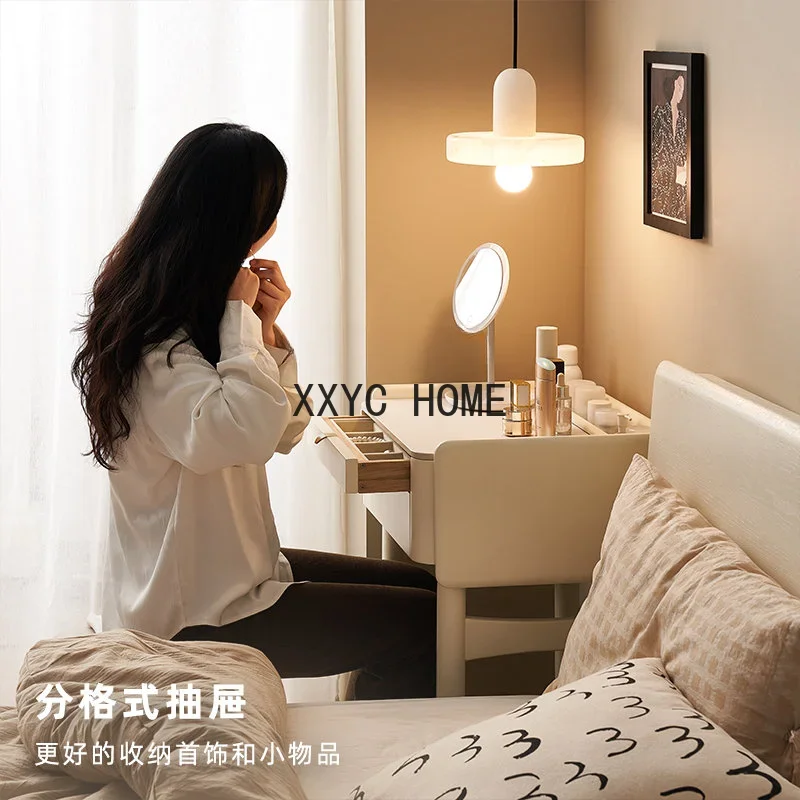 خزانة تخزين طاولة مكياج صغيرة لغرفة النوم مصنوعة من الخشب الصلب باللون الأبيض الكريمي