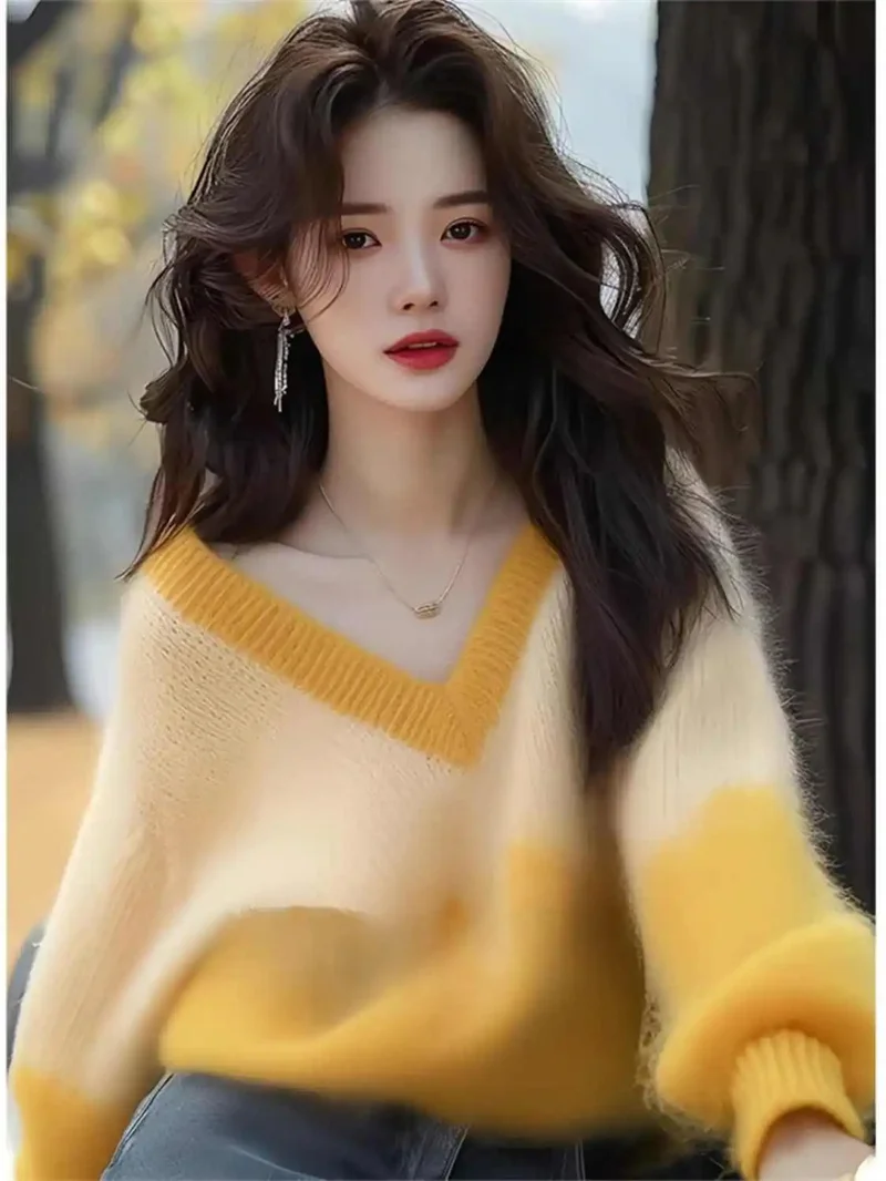 เสื้อสเวตเตอร์คอวีถักนิตเนื้อนุ่มทรงหลวมสไตล์ลำลองใหม่ ดีไซน์โดดเด่นสวยงาม แฟชั่นผู้หญิงสำหรับฤดูใบไม้ร่วงและฤดูหนาว สีเหลือง