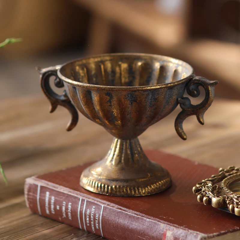 Vintage-Style Wrought Iron Trophy-Shaped Flower Pot, Distressed Metal Succulent Planter with Decorative Handle, Retro Gothic Desktop Succulent Decorative Pot for Home Decor