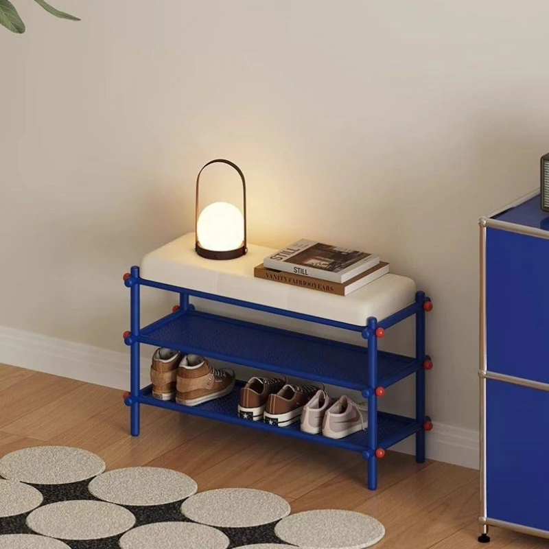 You can sit on a shoe stool at the entrance of the household, and enter the entrance with a shoe stool.