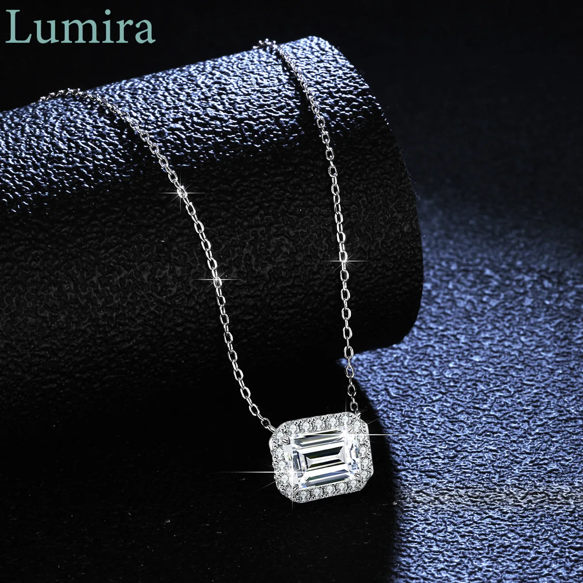 

Lumira Square Diamond-Studded PT950 Platinum Collar Necklace for Women 3 Carat Emerald-Cut Moissanite Diamond Pendant