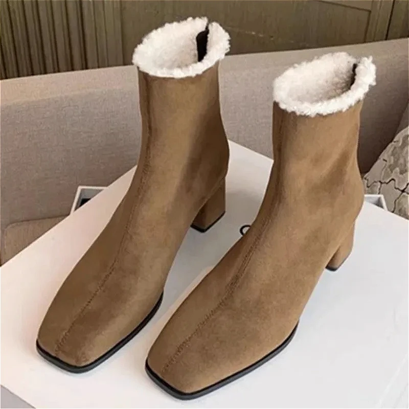 Dedo do pé quadrado pele feminina tornozelo botas de neve moda salto alto camurça sapatos de pelúcia mulher marca de inverno 2025 tendência bombas quentes botas mujer