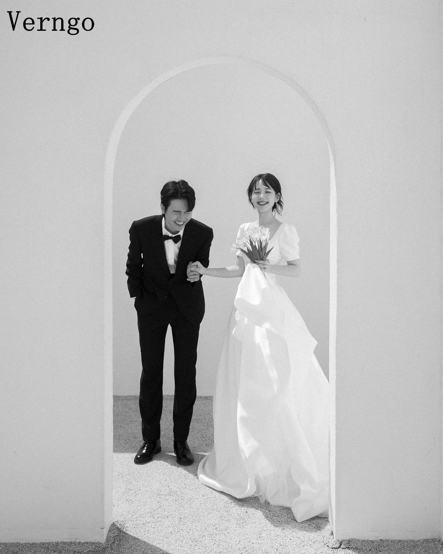 Verngo – robe de mariée élégante en Satin, col carré, manches courtes, ligne A, Simple, plissée, personnalisée