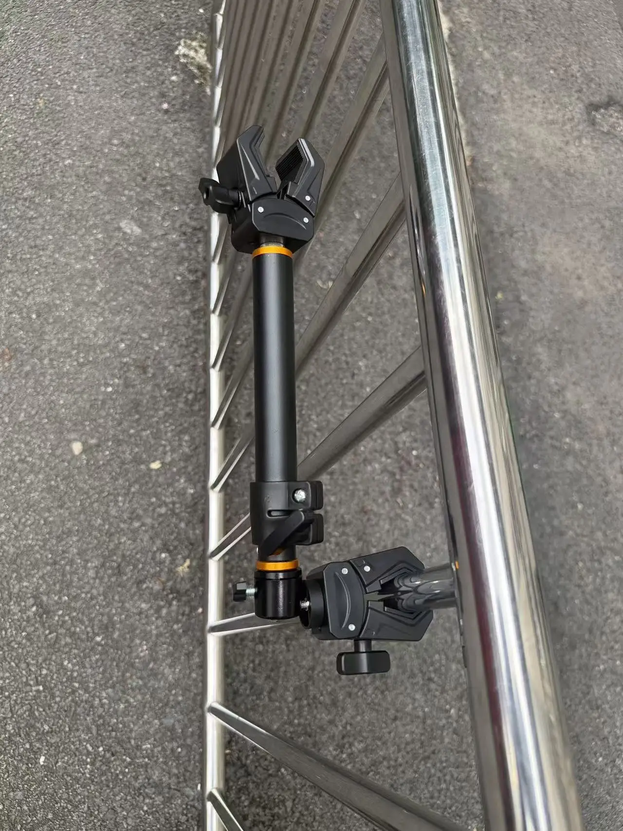 Universeller Doppelkopf-Metall-Selfie-Stick mit 360°-Rotation, Verlängerungsstab und Gimbal-Stabilisator – Detail 8