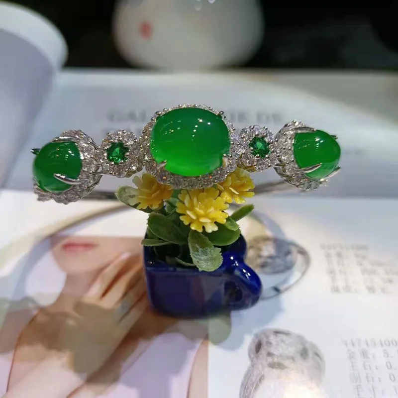 حجر اليشم الفضي عالي الجليد ، الزمرد الأخضر الكامل ، سوار الأم العقيق الأبيض