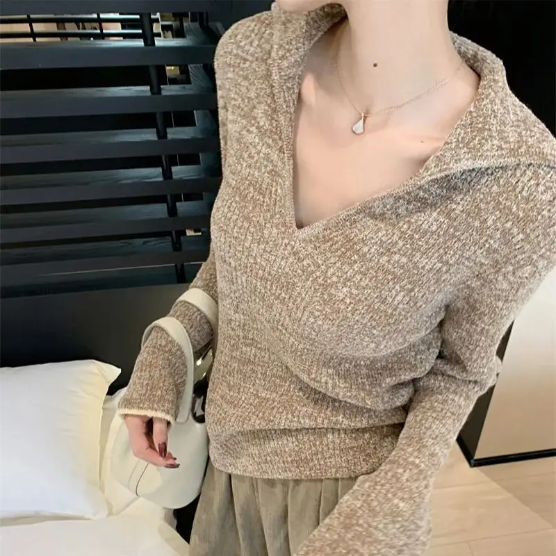 Retro hot girl contrast color design niche lapel soft velvet knitted sweater top bottoming shirt top