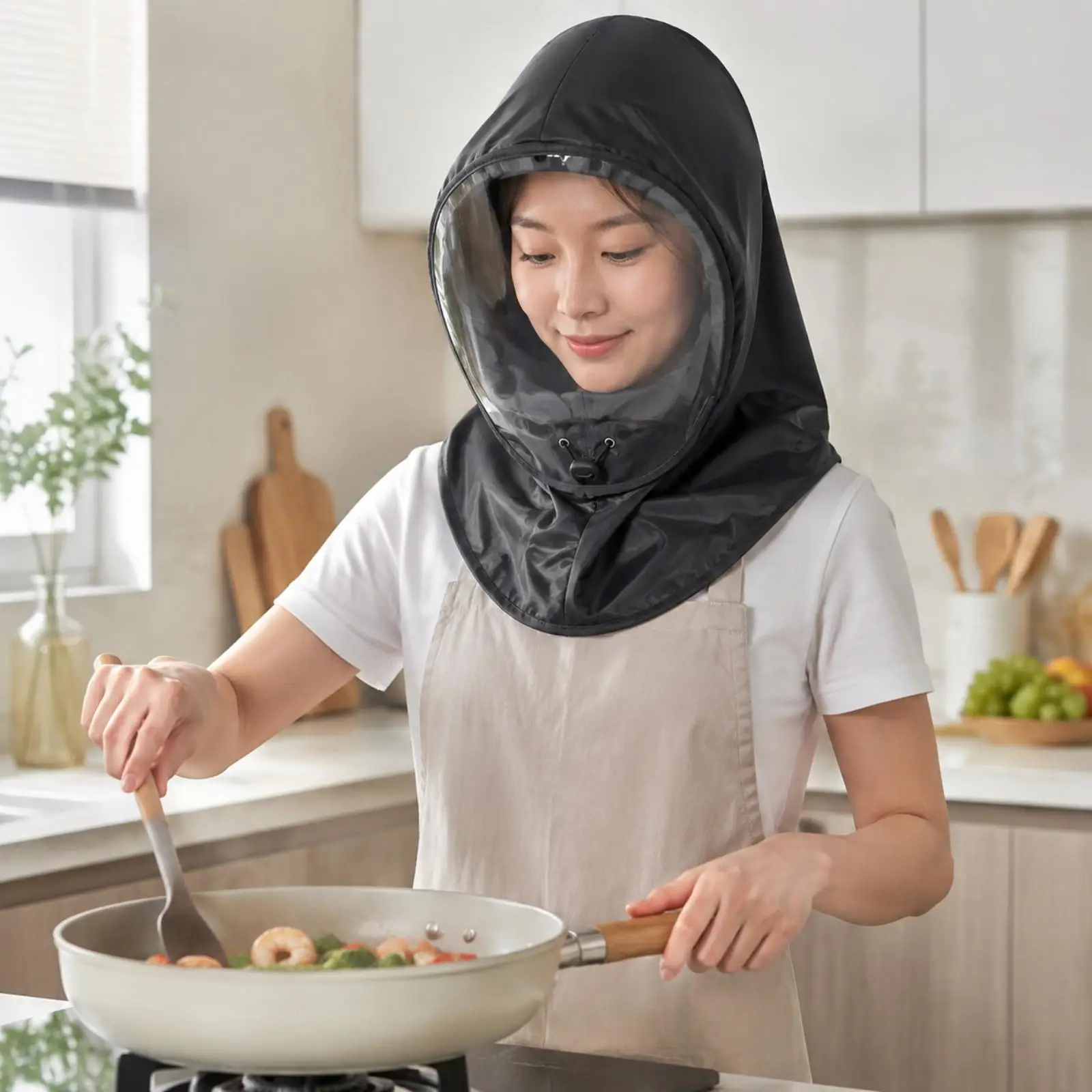 透明なフェイスシールド付きで、調整可能なフルカバー型の調理用フード。ドローストリングで固定し、ほこりから守ります。