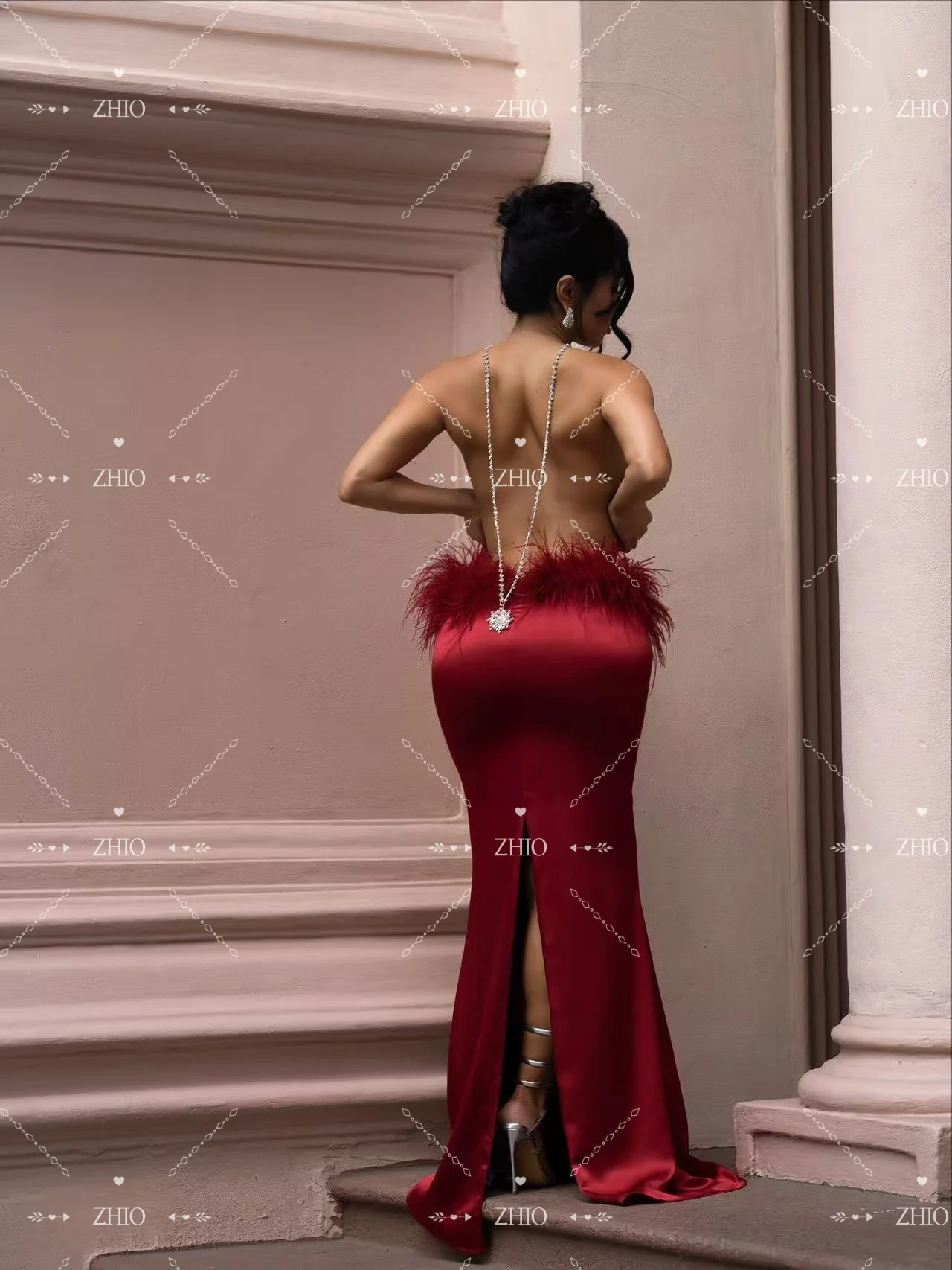 ZHIO 럭셔리 깃털 이브닝 드레스 홀터 오픈 백 머메이드 레드 새틴 축하 파티 프롬 가운 공식 행사 맞춤 제작