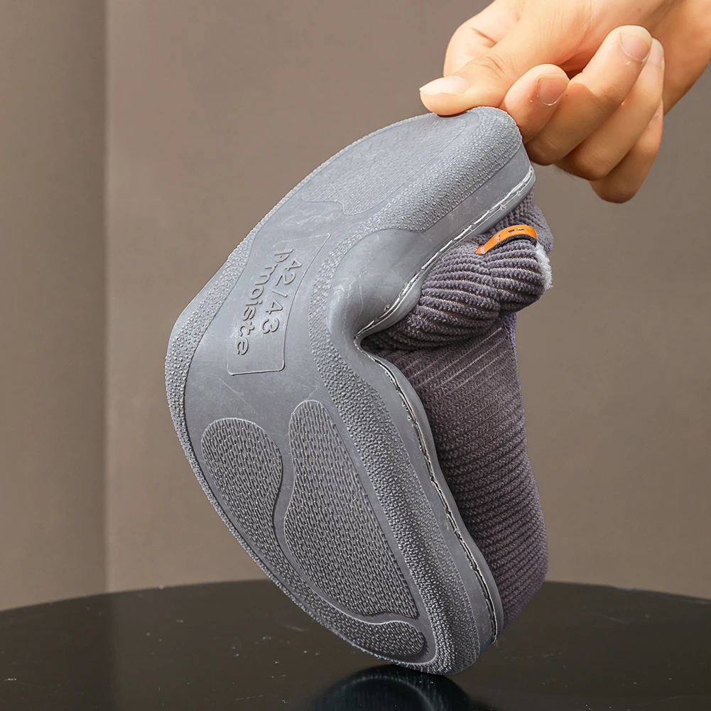 شباشب دافئة للرجال نعل TPR من إسفنج الذاكرة وسادة ناعمة غير قابلة للانزلاق تصميم مخطط مريح أحذية منزلية سروال قصير