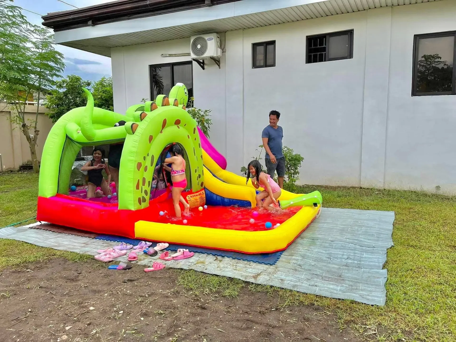 Kids Inflatable Water Slide Bouncer Combo Dinosaur Themed Bounce House with Water Pool and Water Guns Outdoor Backyard Jumping