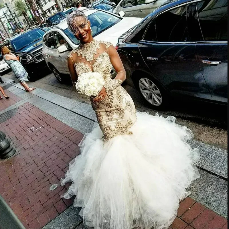 Vestido de novia de sirena con apliques de encaje dorado y cuello alto personalizado para novia, cola de catedral, vestidos de novia de manga larga