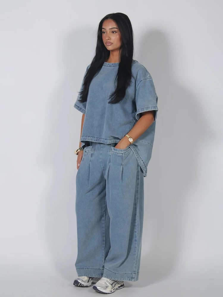 Lässiges 2-teiliges Denim-Outfit mit O-Ausschnitt, kurzärmeligem asymmetrischem Oberteil und plissierter weiter Jeanshose, Sommer 2026, Damen-Allround-Anzug