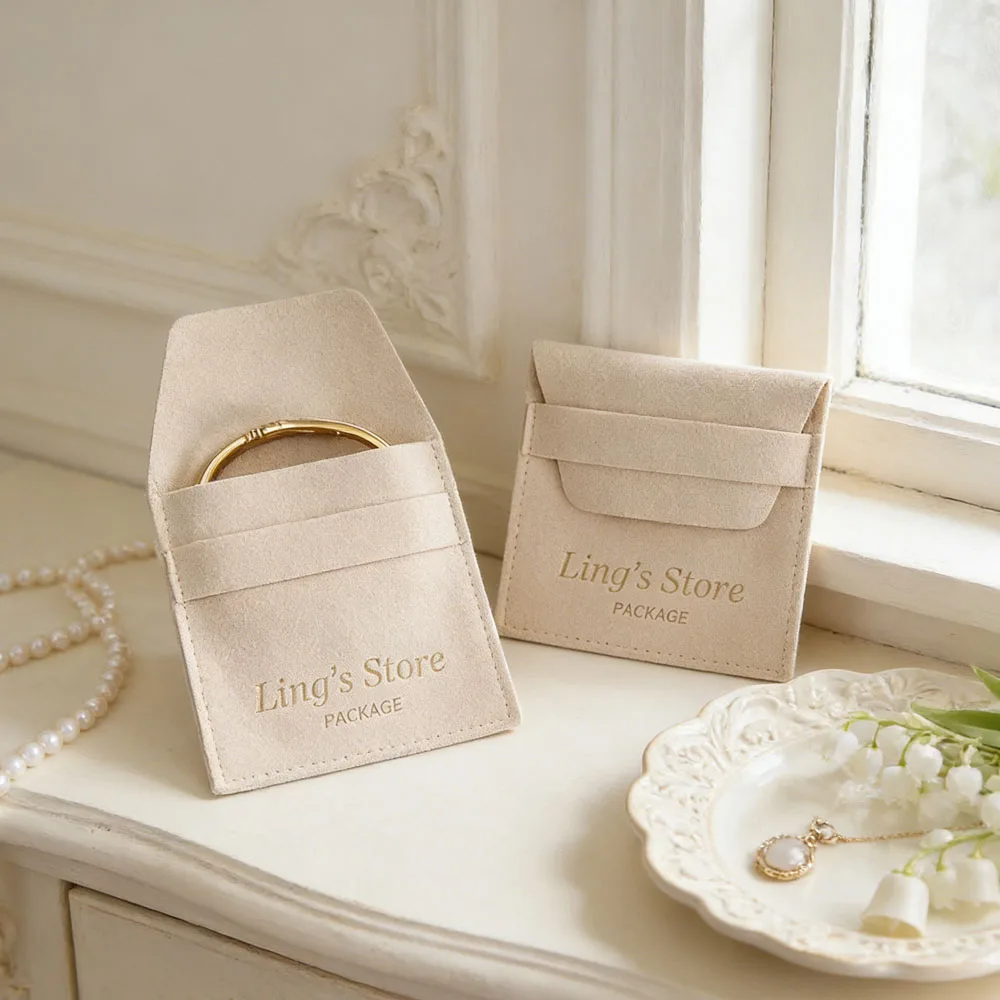 

100 шт. бежевых микрофибровых конвертов с индивидуальным логотипом для ювелирных изделий: серег, ожерелий, колец, очков, часов. Упаковка для хранения и свадебных подарков.
