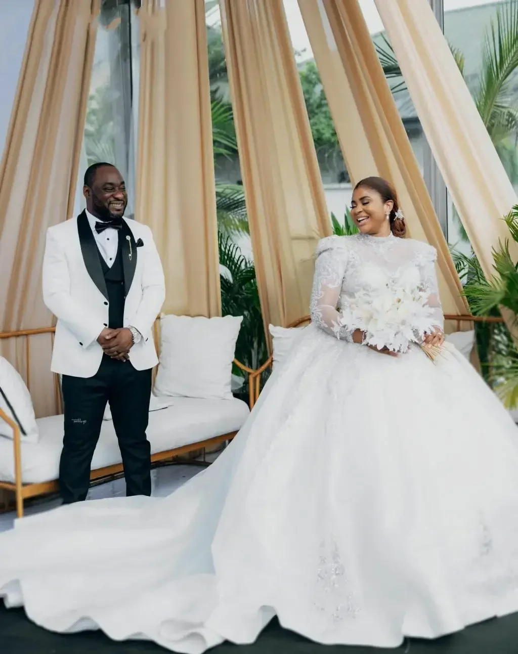 Customized  High Neck Appliques Beads Wedding Dress Chapel Train Long Sleeves Robe De Mariée Ballgown Luxury Bridal Gown