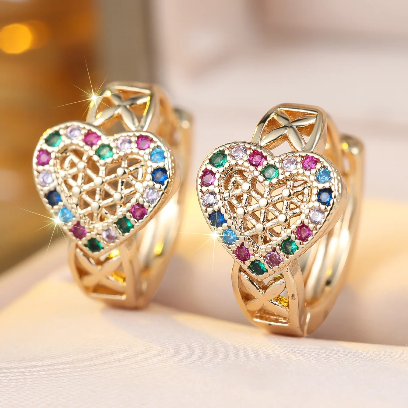 Herzförmige Regenbogen-Zirkon-Ohrringe, Trendige Creolen, Niedliche Kleine Damen-Ohrringe in Goldfarbe, Hochzeitsschmuck für Frauen