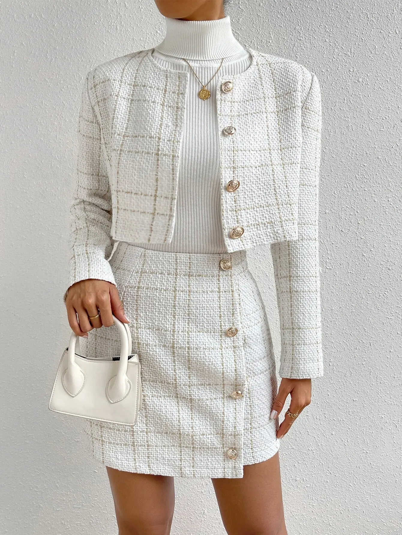

Белый твидовый костюм с клетчатым узором: укороченный жакет и юбка с золотыми пуговицами, элегантный комплект из двух предметов для весны и осени