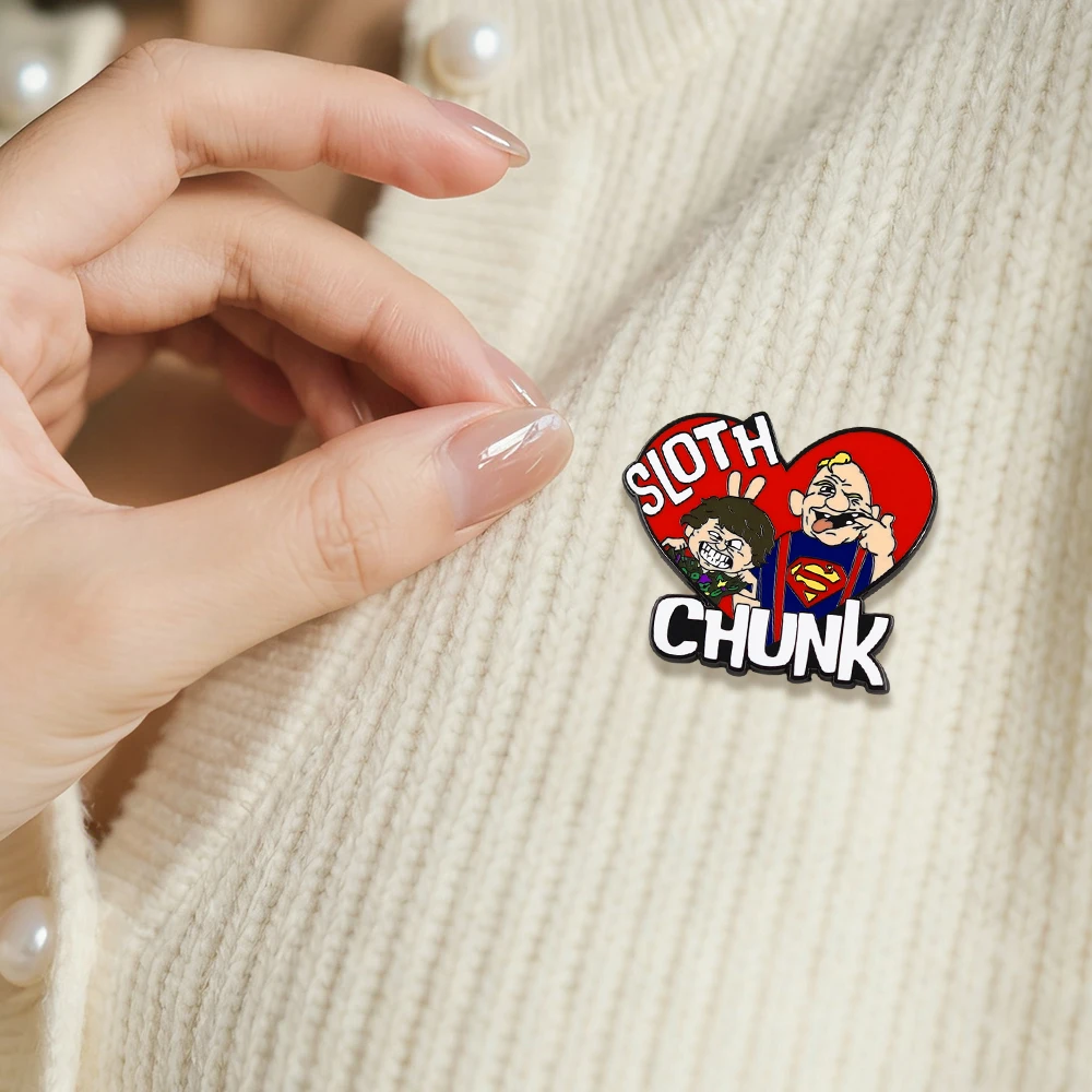 The Goonies Hey You Guys Super Sloth und Chunk Herz-Brosche Anstecknadel Lustige Gruselige Emaille-Pin Cooles Klassisches Film-Fan-Geschenk-Abzeichen – Detail 9