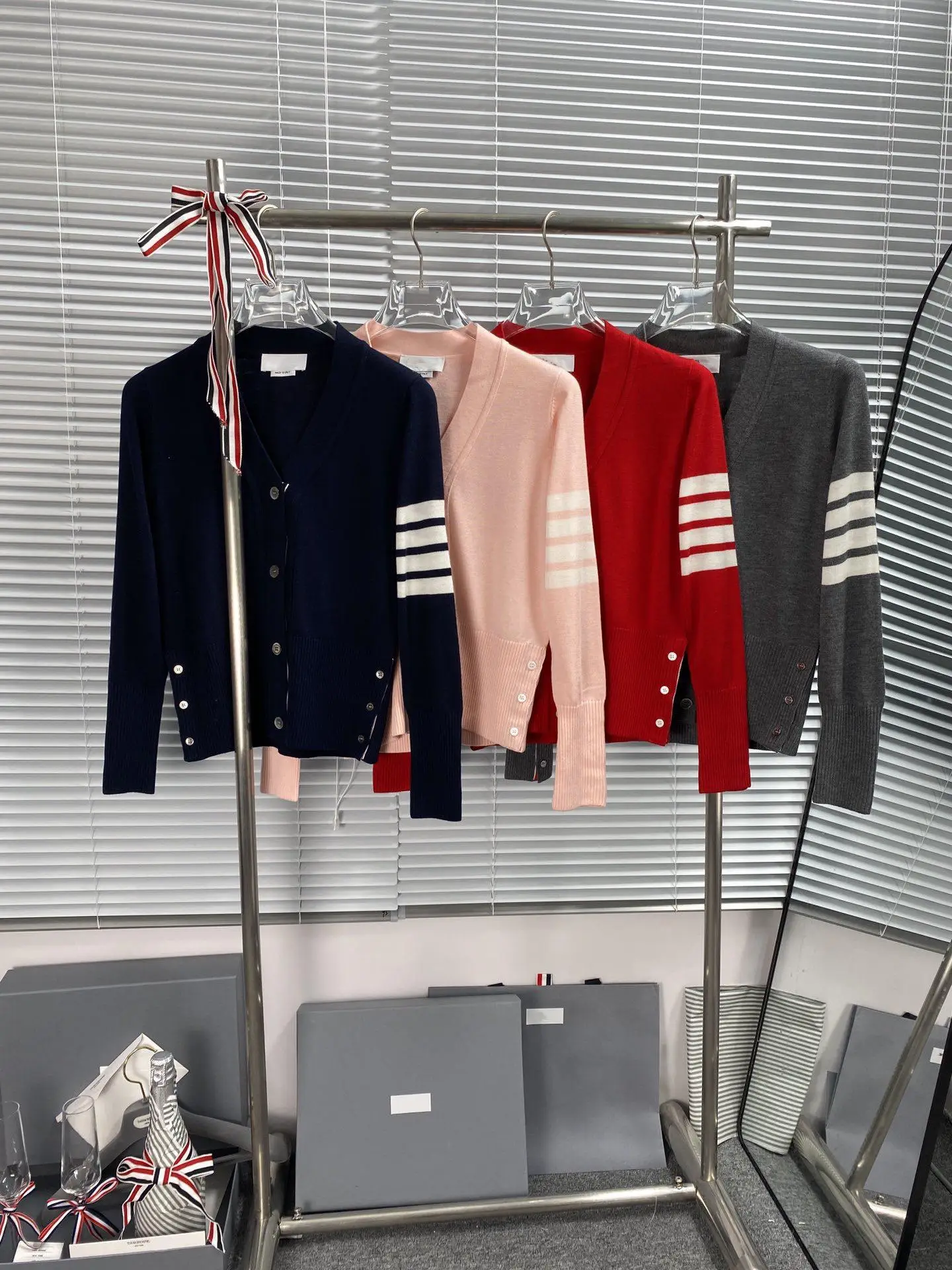 

Свитер V-Ne, кардиган, облегающий, с четырьмя полосками, красный, большой размер, вязаный, для женщин больших размеров, шерстяной, для поездок на работу