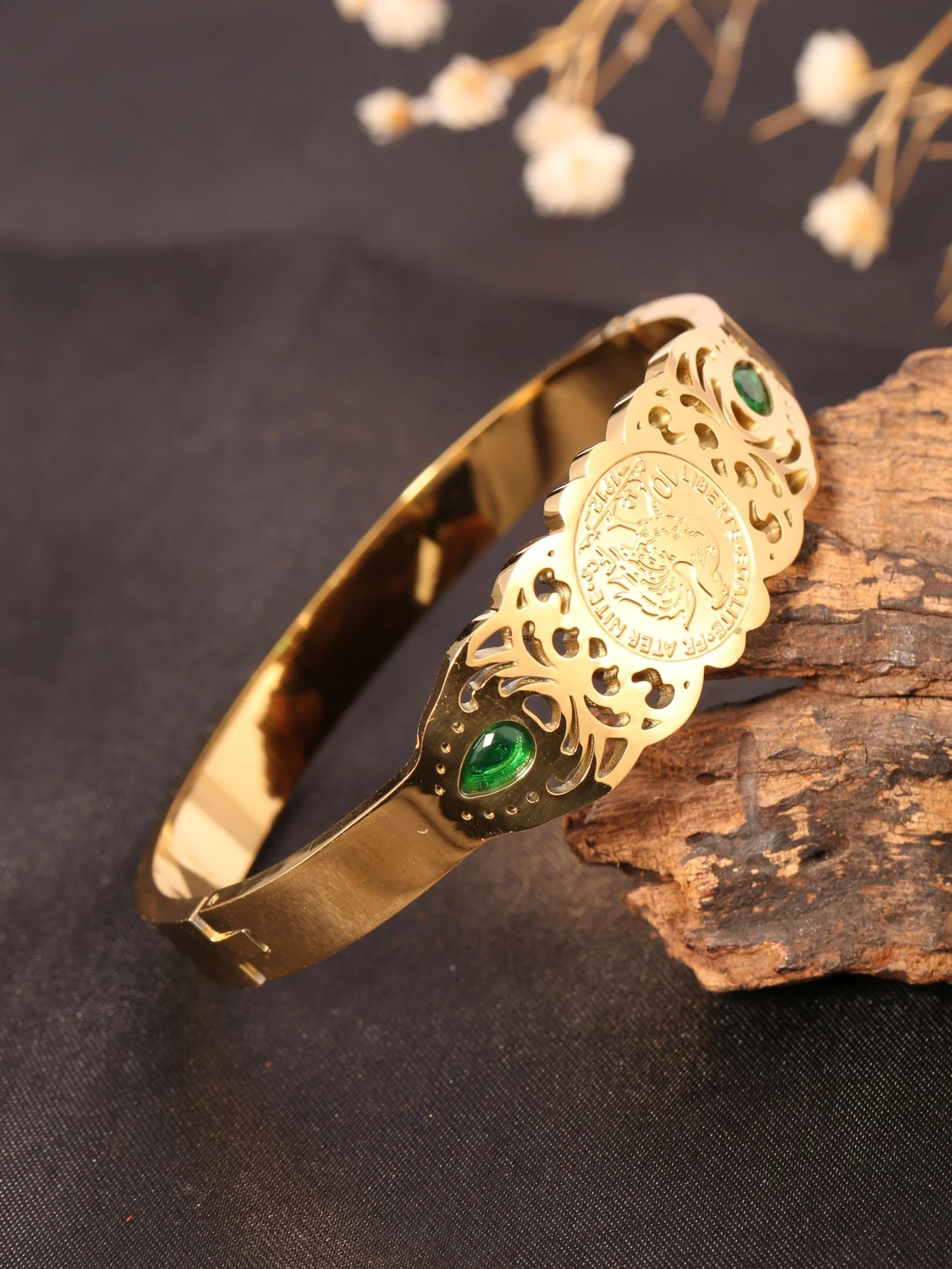 1 Piece Stainless Steel Bracelet Plated with 18K Gold, Hollow Carved Design with Green Zirconia, Vintage Portrait Commemorative Coin Design, Zodiac Rooster Image Engraved Bracelet, Women's Light Luxury Jewelry, Suitable for Daily Wear or Parties