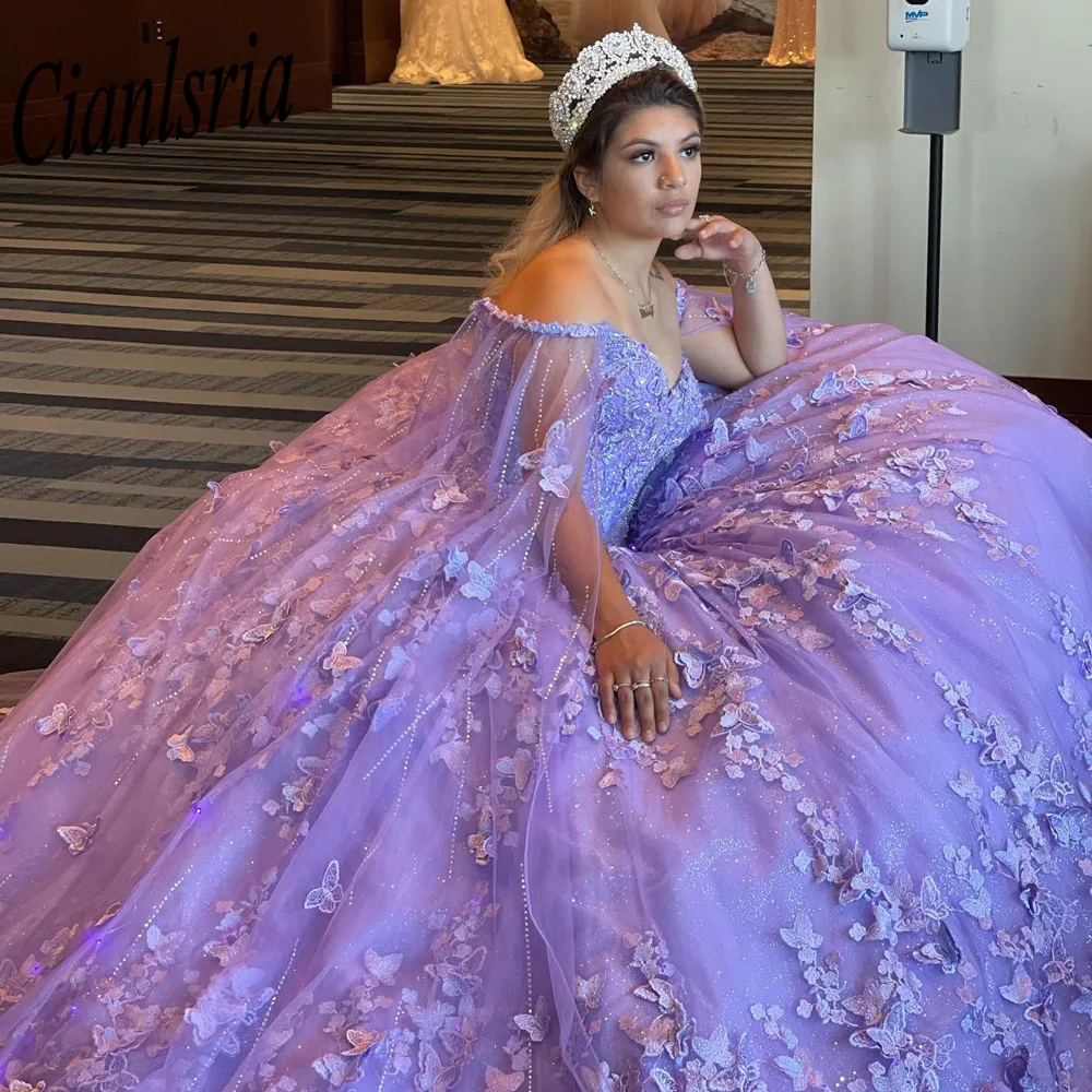 Abiti da Quinceanera a farfalla in pizzo con applicazioni floreali di lavanda abito da ballo con mantello con spalle scoperte corsetto per dolci 15 ragazze