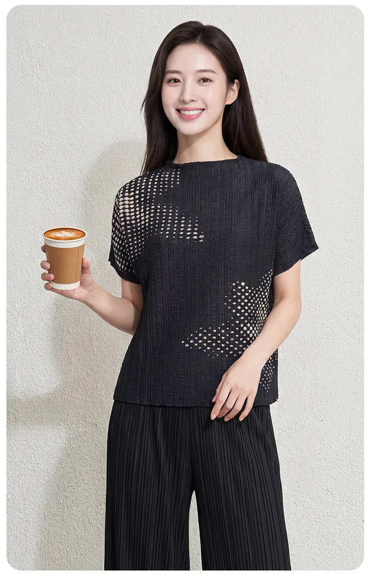 Women's elegant pleated T-shirt for commuting, new spring/summer style, casual, slimming, loose pullover, factory direct supply.