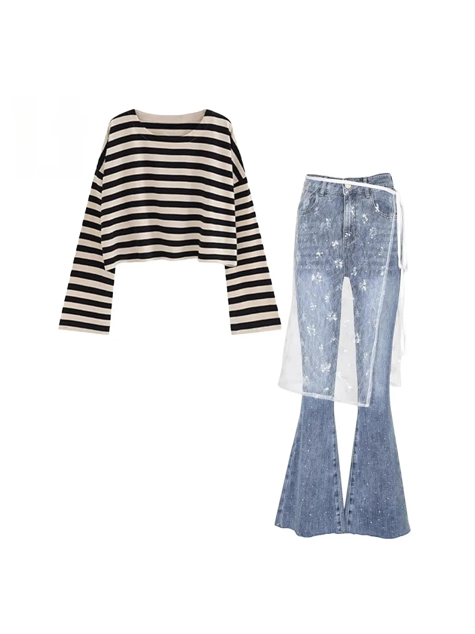 

Полосатая футболка на одно плечо с заниженной талией и расклешенными джинсами с вставками — комплект из двух предметов. Модный весенний ансамбль для женщин.