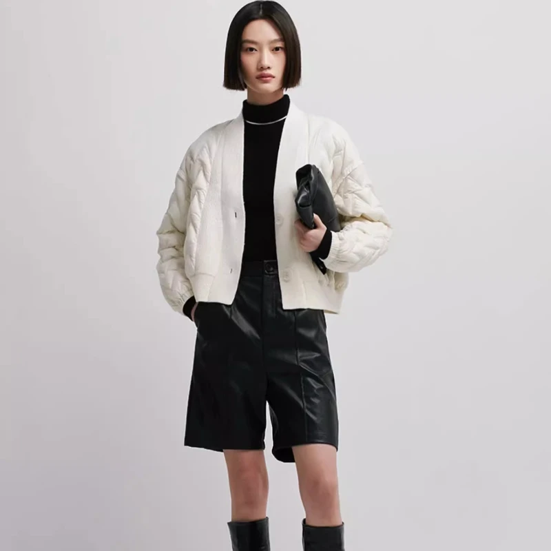 

Женский короткий пуховик Chericom без воротника с вязаными вставками, планкой на пуговицах, эластичными ветрозащитными манжетами и наклонными карманами Y298010Y