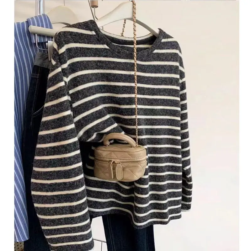 Luźna, długa koszulka T-shirt w stylu koreańskim, casualowa, w paski, męska i damska, na wiosnę i jesień, wygodna, wyszczuplająca, jako warstwa bazowa.