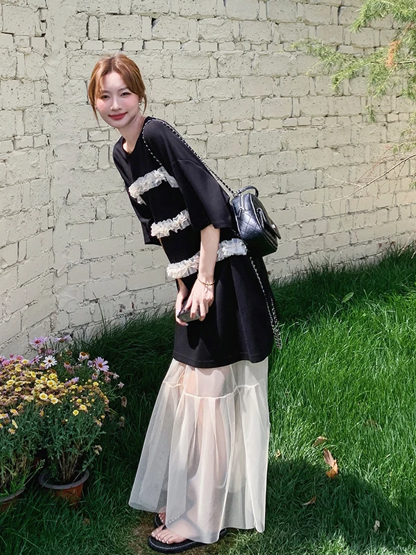 

Уникальный красивый комплект с кружевными вставками: длинная юбка и футболка миди. Новинка лета 2025 года. Модный женский комплект из двух предметов.