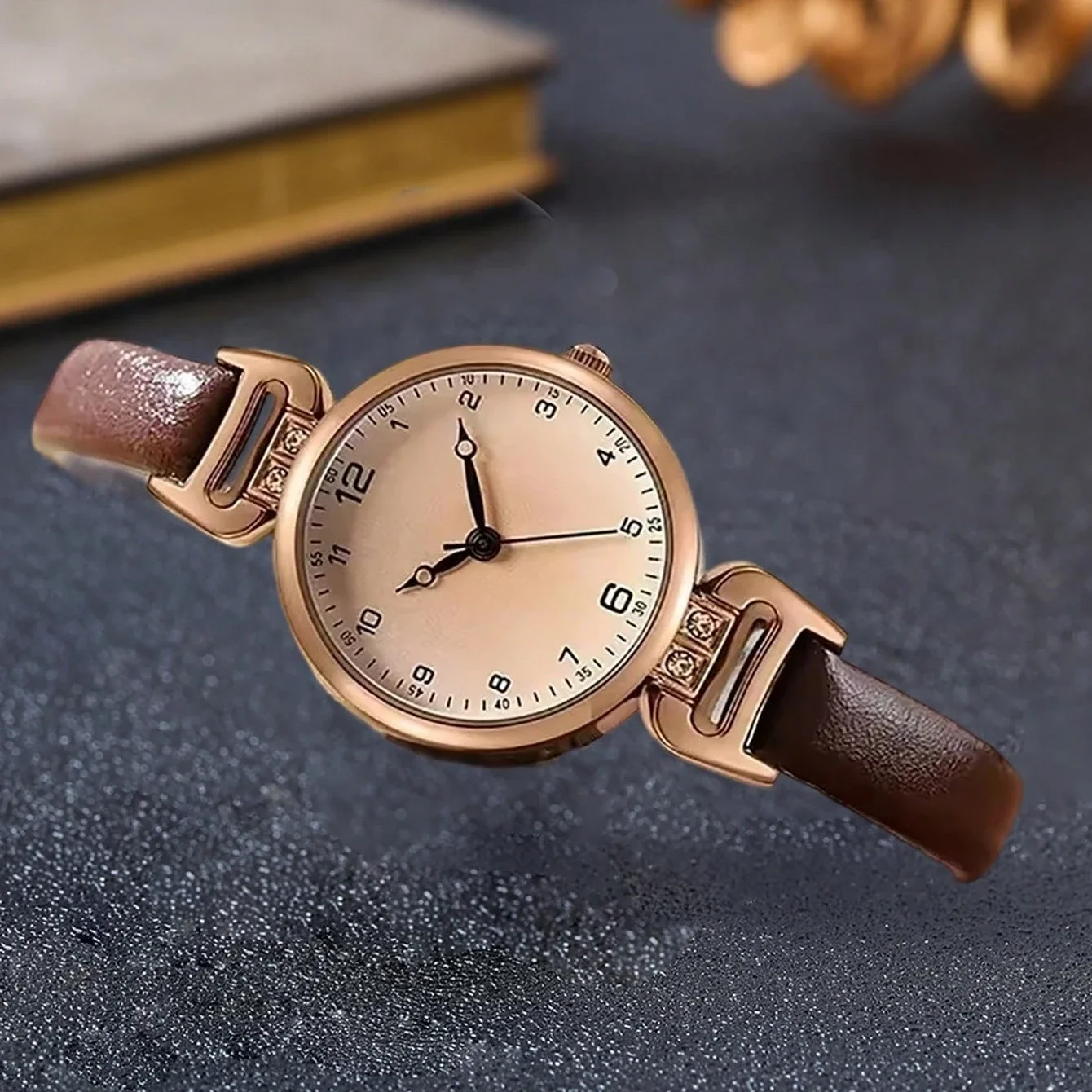 حزام نسائي دائري رقمي صغير الحجم على الطراز البريطاني القديم، ساعة كوارتز عصرية فاخرة وخفيفة الوزن مناسبة للارتداء اليومي