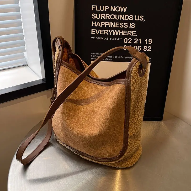 

Large Capacity Winter Fur Crossbody Bag Lamb Fur Shoulder Bag Versatile Bucket Bag for Outdoor Use Daily Matching Polyester