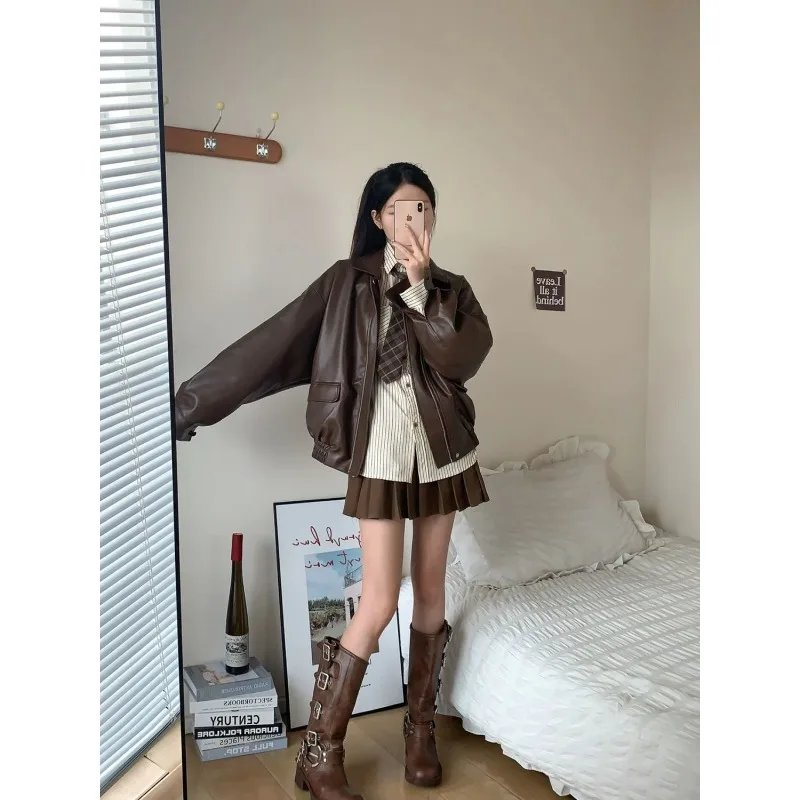 เสื้อแจ็คเก็ตหนังสีน้ำตาลสำหรับผู้ชายและผู้หญิง ไซส์เล็ก สไตล์เรียบง่ายแบบอเมริกัน เสื้อผ้าผู้หญิงใหม่ล่าสุด แฟชั่นฤดูใบไม้ร่วงและฤดูหนาว สไตล์มาเดียร์