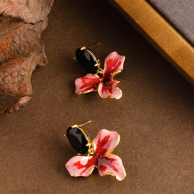 

Retro style mid-century style oil dripping enamel glaze three-petal flower stud earrings light luxury high-end commuter earrings