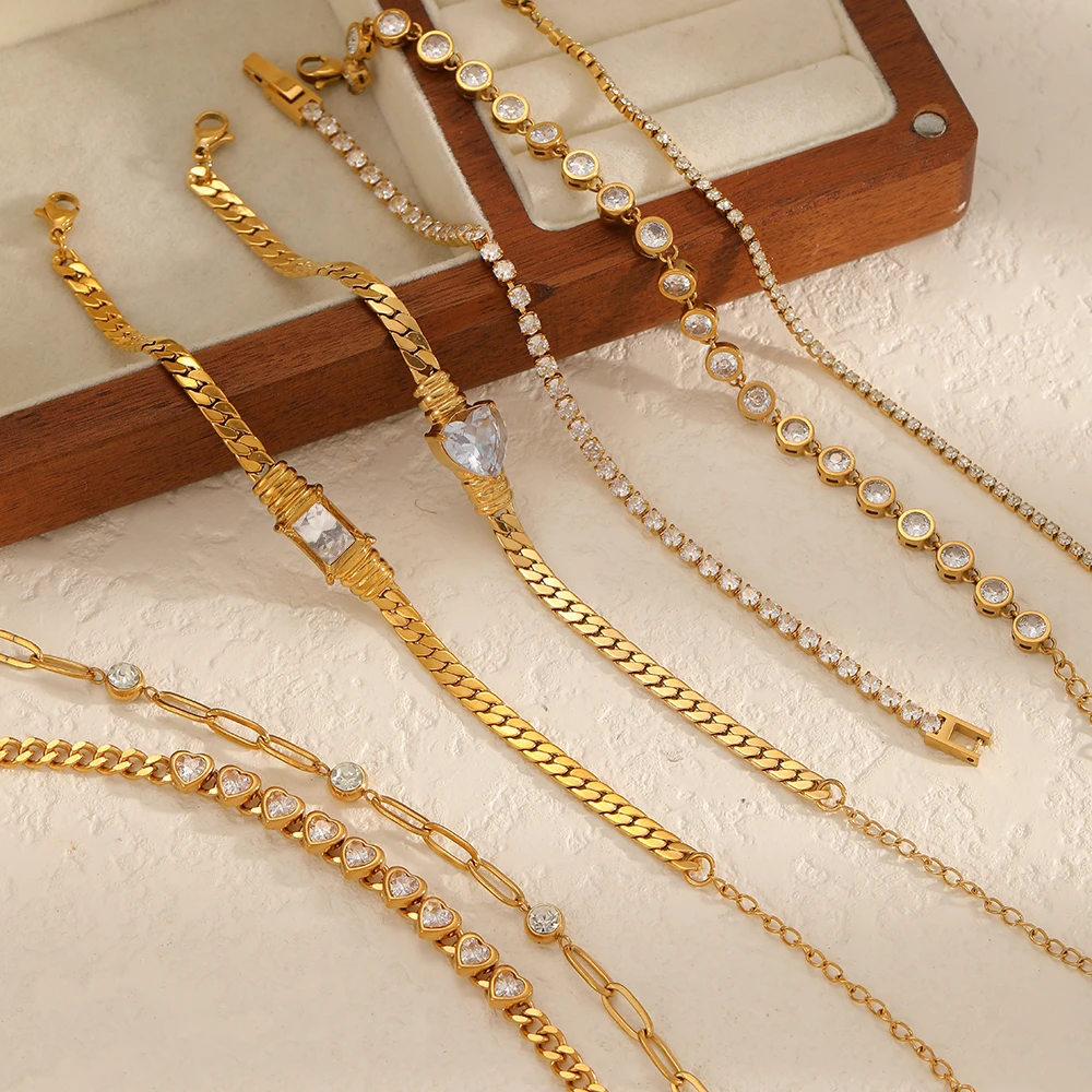 Zierliches Armband aus Edelstahl mit flacher Schlangenkette, Herzanhänger und glänzendem Zirkon, 18K vergoldet, Schmuckaccessoires, Damengeschenke – Detail 2