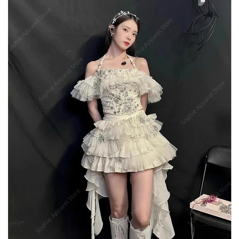 

Костюм для выступлений в стиле K-pop IU: белый сценический наряд, сексуальный топ-корсет с бретелями, многоярусная юбка с рюшами, комплект из 2 предметов, танцевальная одежда