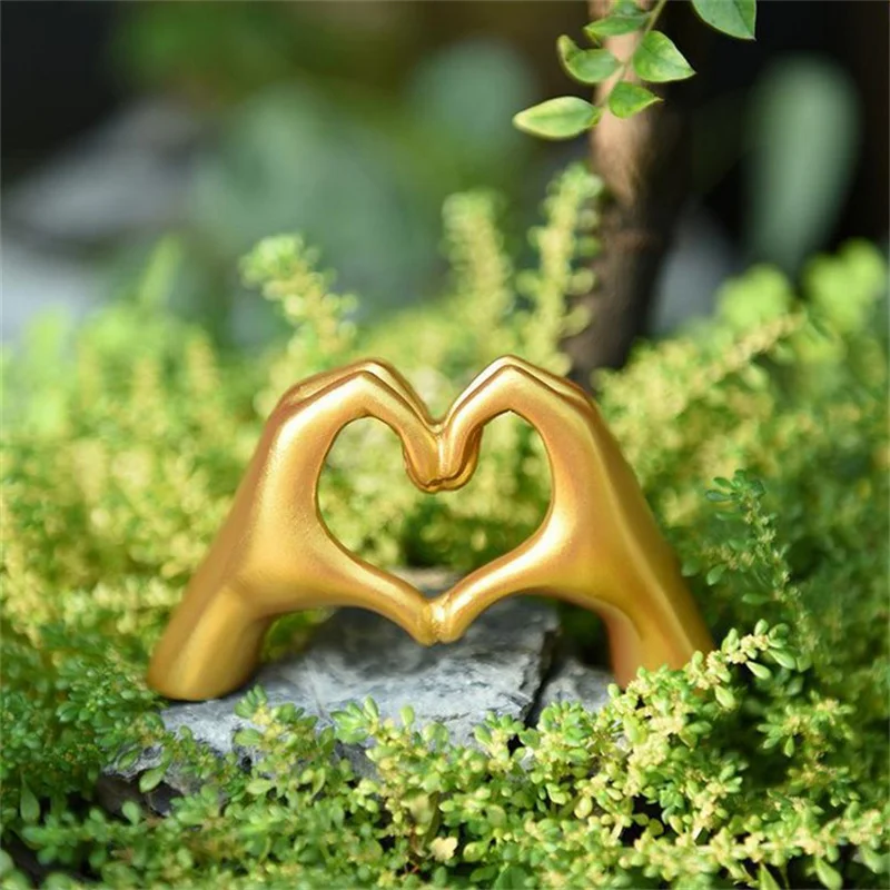 Creative Heart Hand Statue Resin Abstract Hand Love Figurines Living Room Bedroom Modern Home Desktop Wedding Decoration