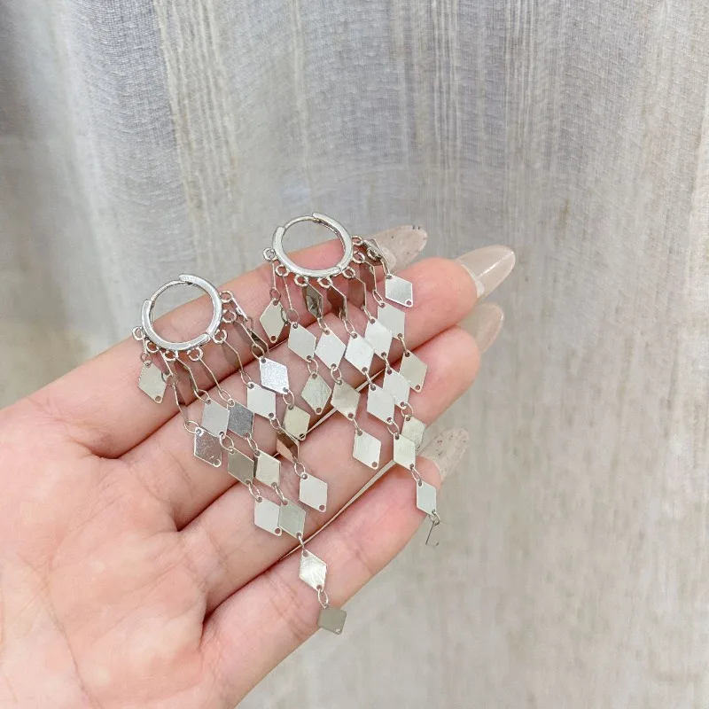 

European and American fashion temperament, geometric diamond tassel earrings, socialite style, grand and elegant ear accessories