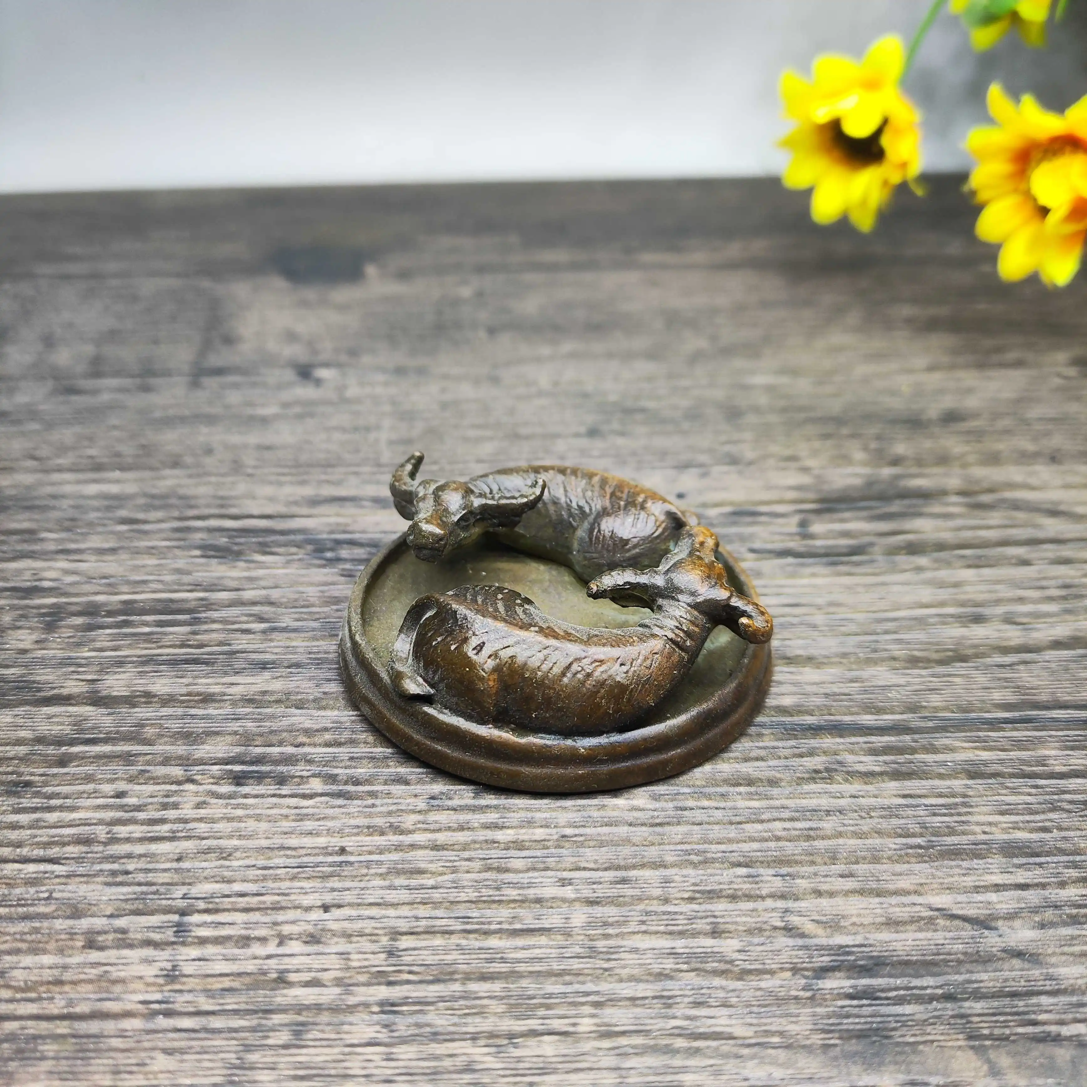 Retro micro-carving double ox fortune-telling and feng shui small decorative item for home decoration