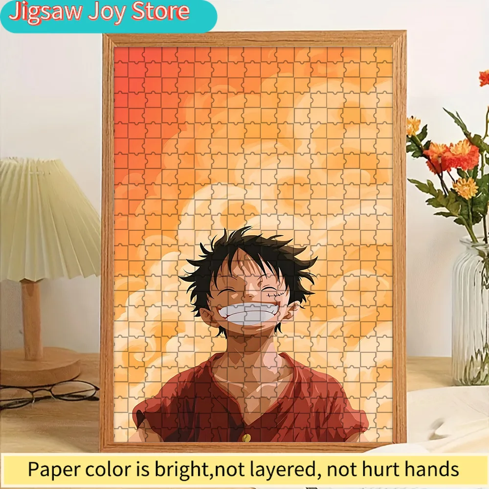 

Пазл из художественной бумаги с изображением Луффи из One Piece в соломенной шляпе, с большой улыбающейся мордой, на оранжевом облачном фоне, аниме-персонаж Пиратский капитан Джо.