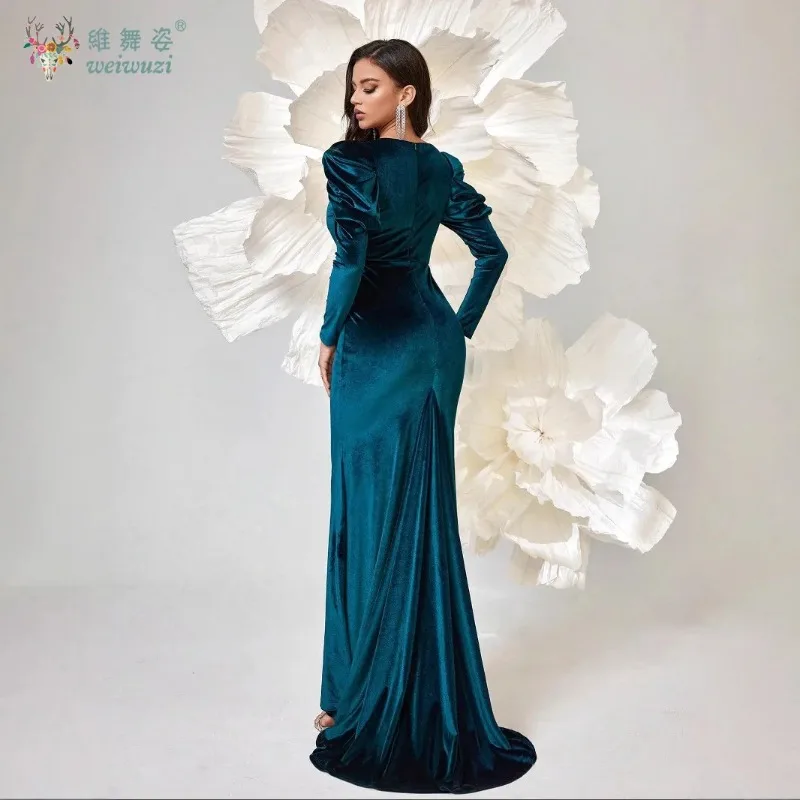 ชุดราตรีกำมะหยี่สีทองคอวีแขนยาวสำหรับฤดูใบไม้ร่วงและฤดูหนาว ช่วยกระชับเอวและให้ลุคเพรียวบาง เหมาะสำหรับงานเลี้ยง